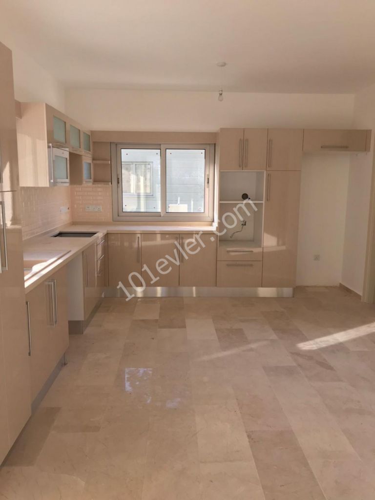 Girne Alsancak'da 4+1 Satılık Villa 235000 STG