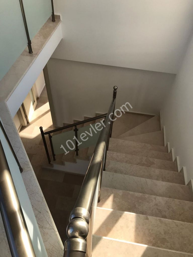 Girne Alsancak'da 4+1 Satılık Villa 235000 STG