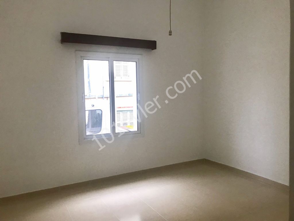 Lefkoşa Çağlayan Bölgesinde 3+1 Zemin Kat Eşyasız Aylık Ödemeli Kiralık Daire 2200 TL