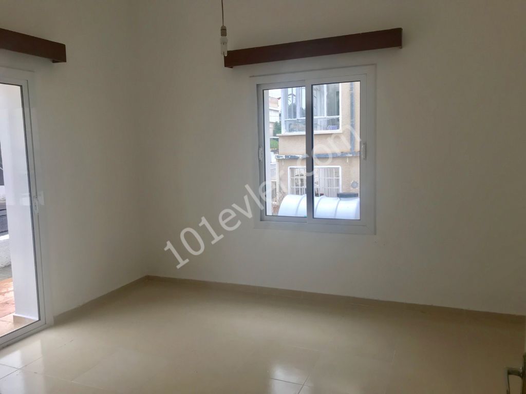 Lefkoşa Çağlayan Bölgesinde 3+1 Zemin Kat Eşyasız Aylık Ödemeli Kiralık Daire 2200 TL