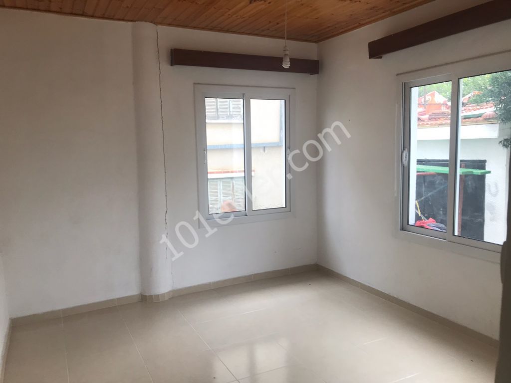 Lefkoşa Çağlayan Bölgesinde 3+1 Zemin Kat Eşyasız Aylık Ödemeli Kiralık Daire 2200 TL