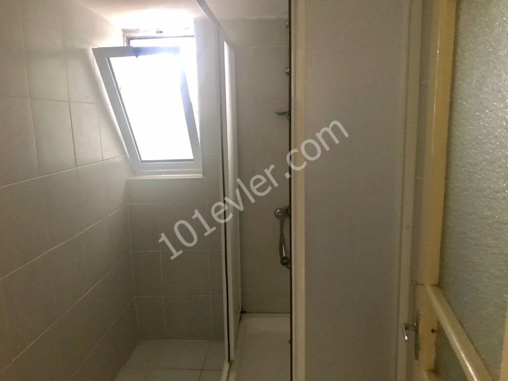 Lefkoşa Çağlayan Bölgesinde 3+1 Zemin Kat Eşyasız Aylık Ödemeli Kiralık Daire 2200 TL