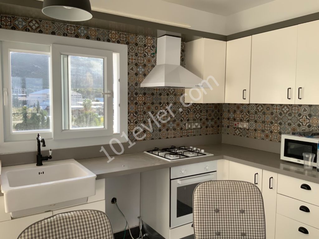 Girne Merkez'de 1+1 Eşyalı Kiralık Penthouse 2800 TL