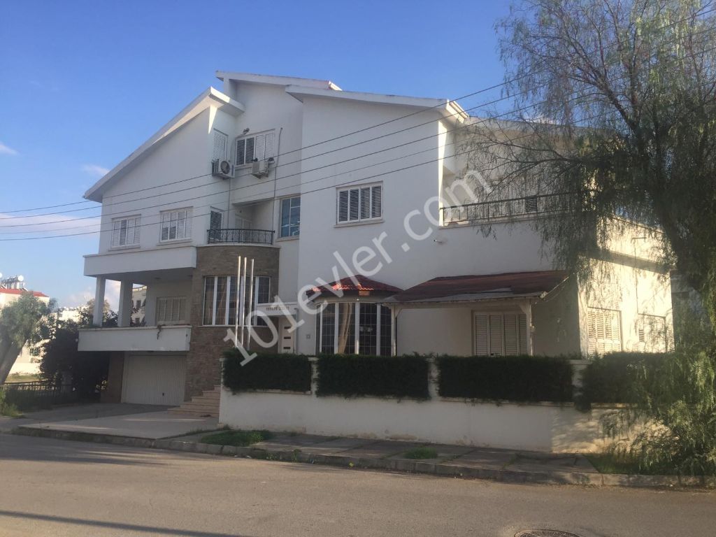 Lefkoşa Ortaköyde 6+3 Satılık Triplex Villa 380.000 STG