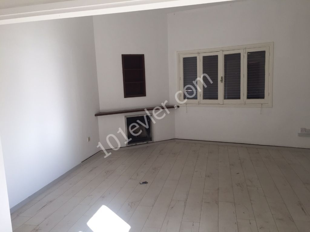 Lefkoşa K.Çiftlikte 4+2 205 M2 Kiralık İş Yeri 300 Stg