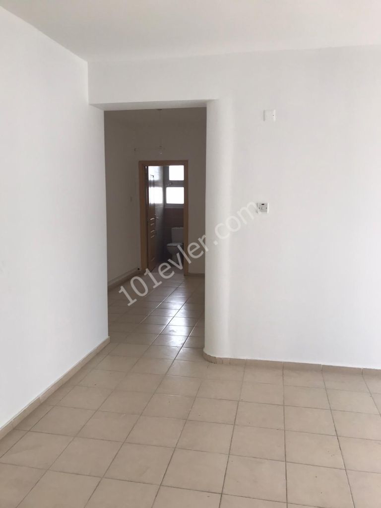 Girne Merkezde Kiralık İş Yeri  Olmaya Müsait  2+1 Daire 350 STG