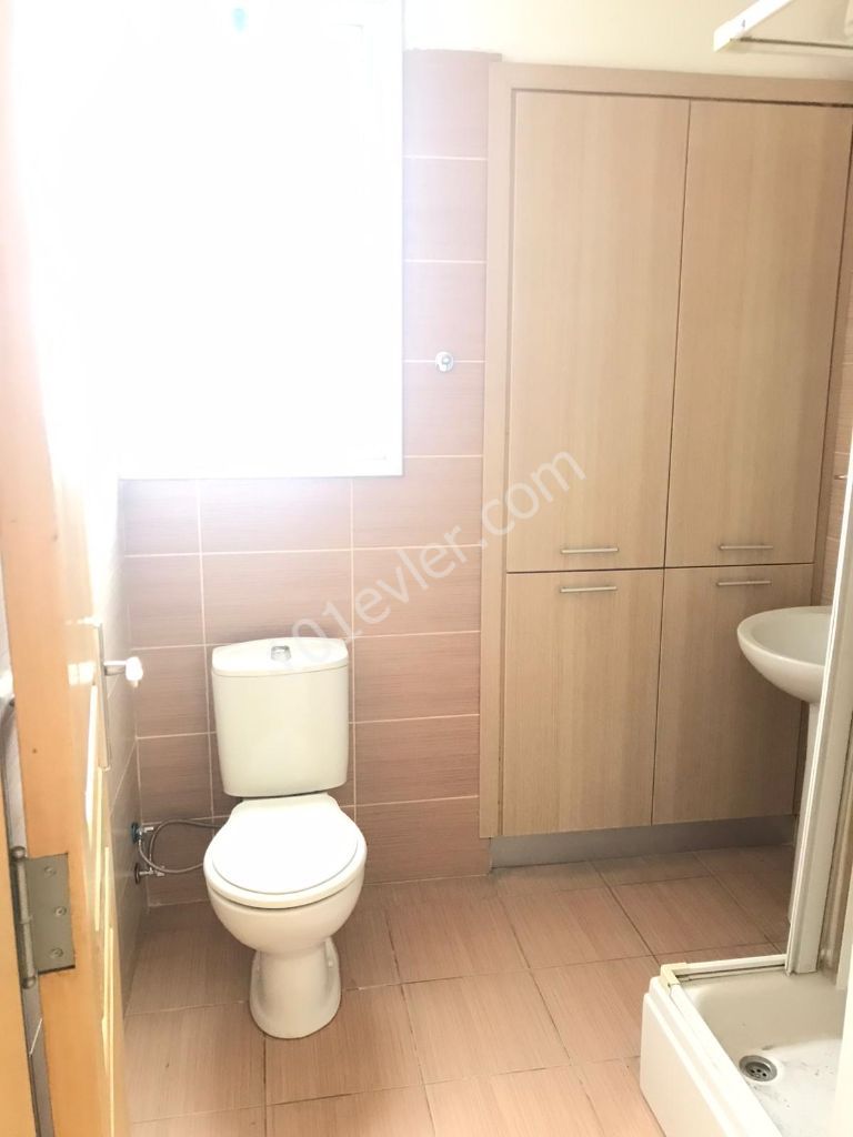 Girne Merkezde Kiralık İş Yeri  Olmaya Müsait  2+1 Daire 350 STG