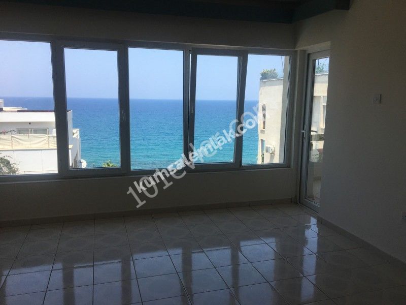 Girne Merkezde Satılık 3+1 Denize Sıfır Havuzlu Daire 105,000 Stg