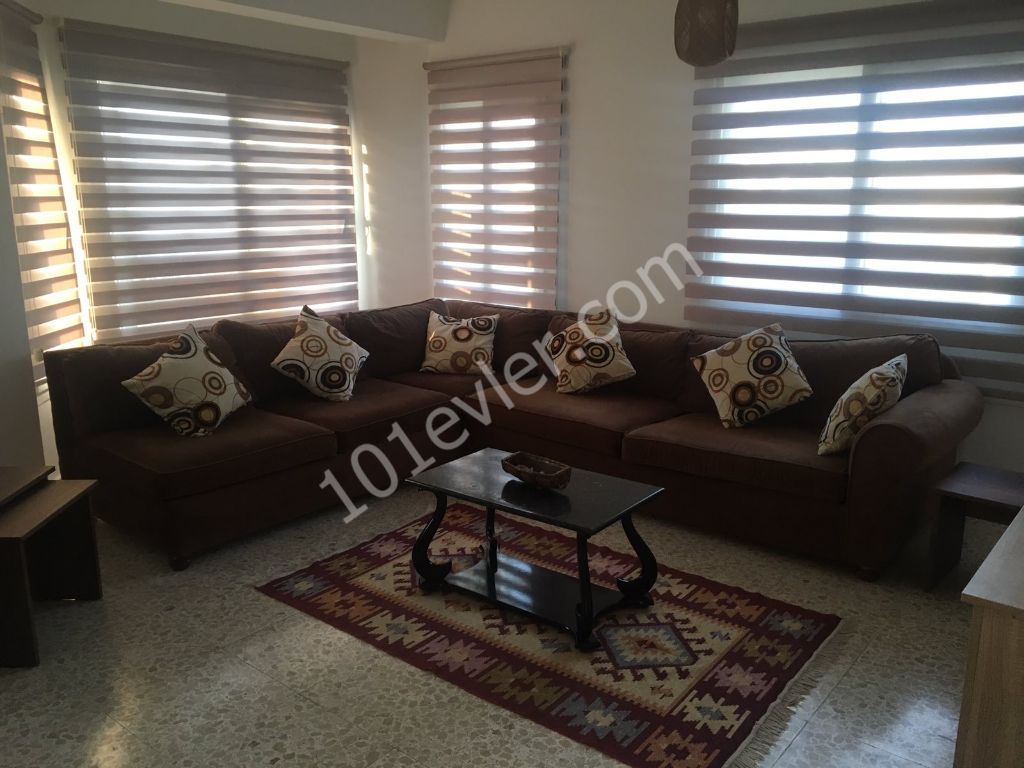 Girne Merkez'de Kiralık Eşyalı 3+1 Daire 2,500 TL