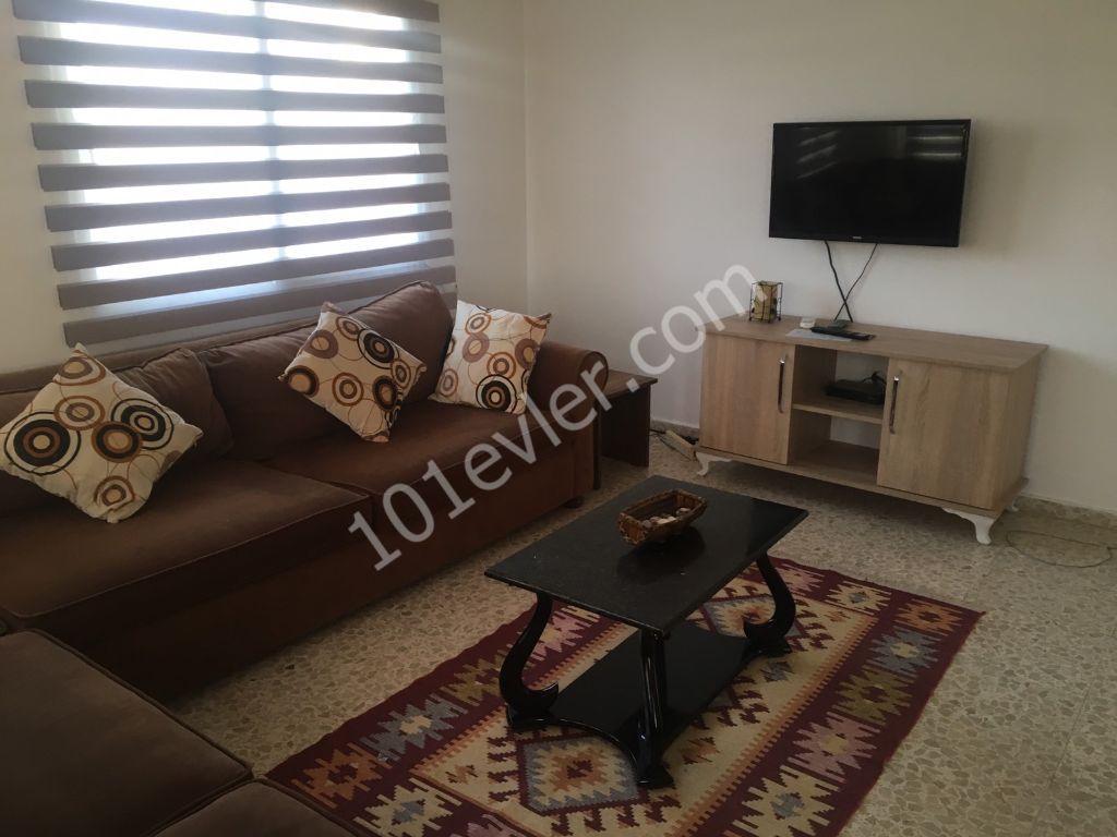 Girne Merkez'de Kiralık Eşyalı 3+1 Daire 2,500 TL