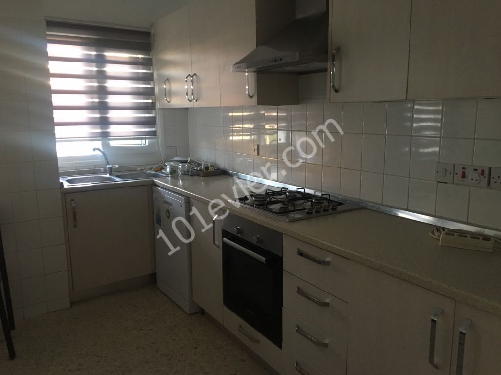 Girne Merkez'de Kiralık Eşyalı 3+1 Daire 2,500 TL