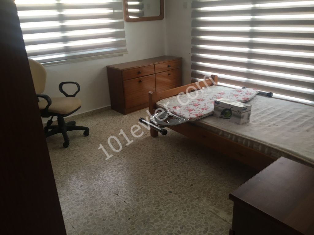 Girne Merkez'de Kiralık Eşyalı 3+1 Daire 2,500 TL