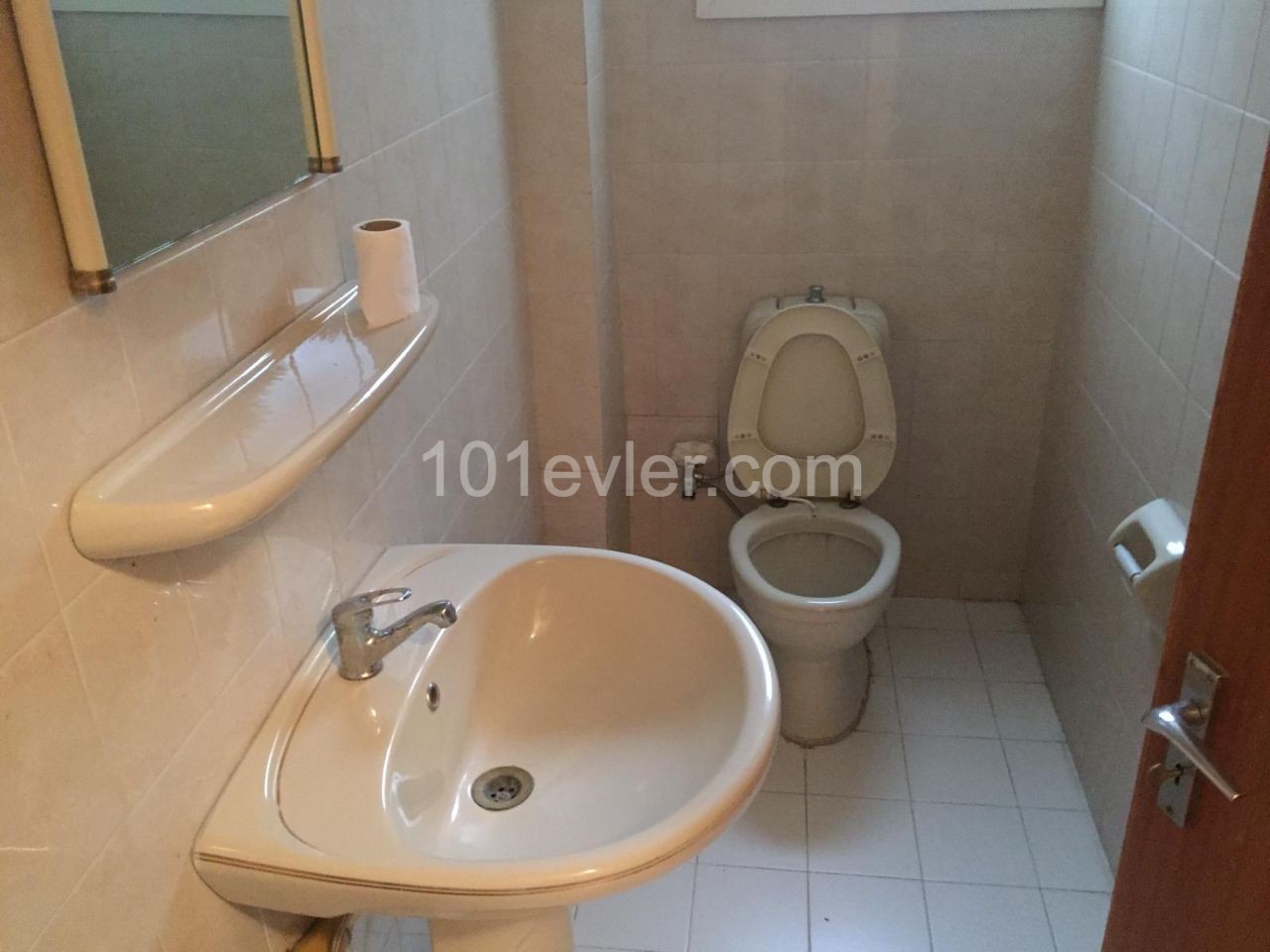 3+1 Wohnung zu verkaufen in Nikosia Yenisehir 130 m2 60,000 STG ** 