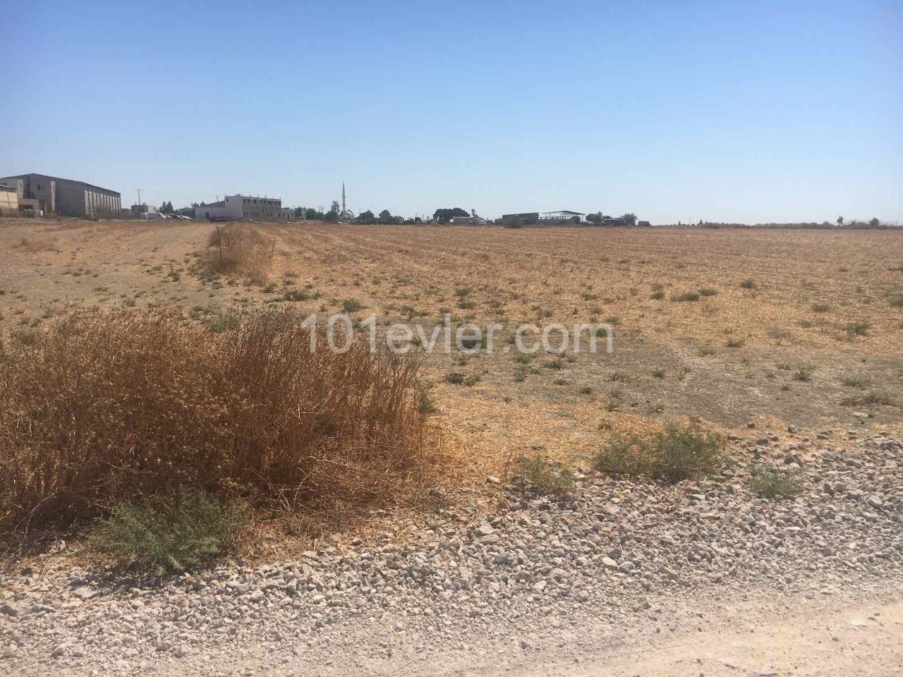 Land for sale in Nicosia Cihangirde 8 acres 2 houses 1800a2, decare 20.000 stg ** 