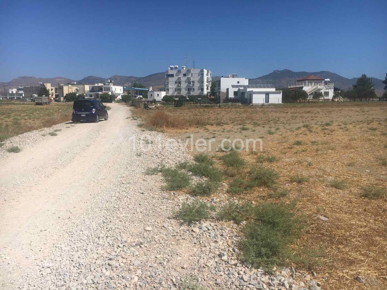 Land for sale in Nicosia Cihangirde 8 acres 2 houses 1800a2, decare 20.000 stg ** 
