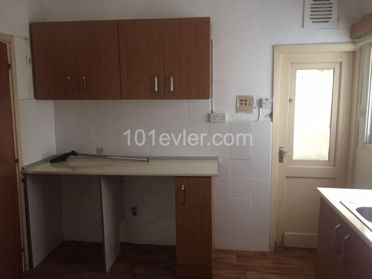 Lefkoşa Köşklüçiftlik'te Kiralık Zemin Kat 2+1 120 M2 Daire Aylık Ödemeli 220 STG