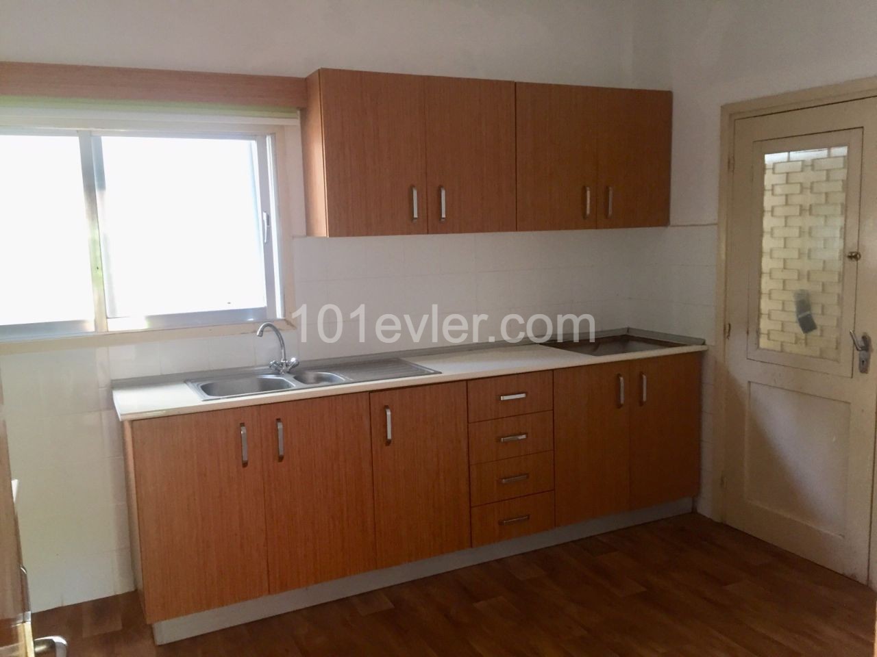 Lefkoşa Köşklüçiftlik'te Kiralık Zemin Kat 2+1 120 M2 Daire Aylık Ödemeli 220 STG