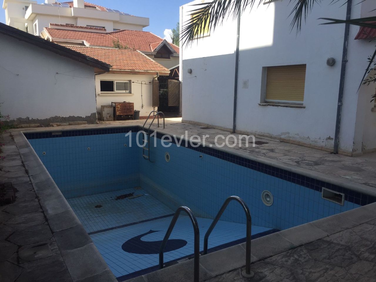 NIKOSIA / YENIKENT ZU VERKAUFEN 3+1 EINFAMILIENHAUS MIT POOL 350M2 250.000 STG ** 