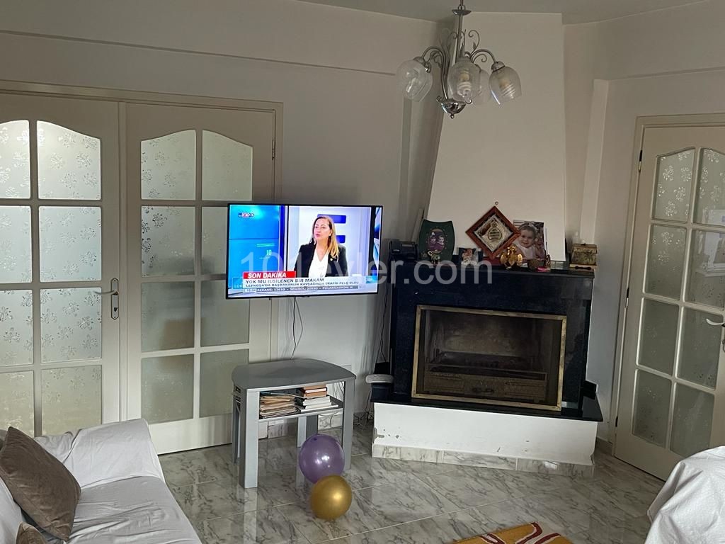Zu verkaufen 4+1 300 m2 Einfamilienhaus in Nikosia Mitreizungen ** 