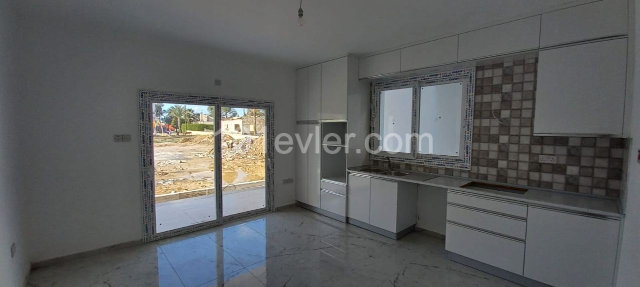 200 m2 4 + 1 Doppelvilla zum Verkauf in Nikosia Gehreli 109,000 STG ** 