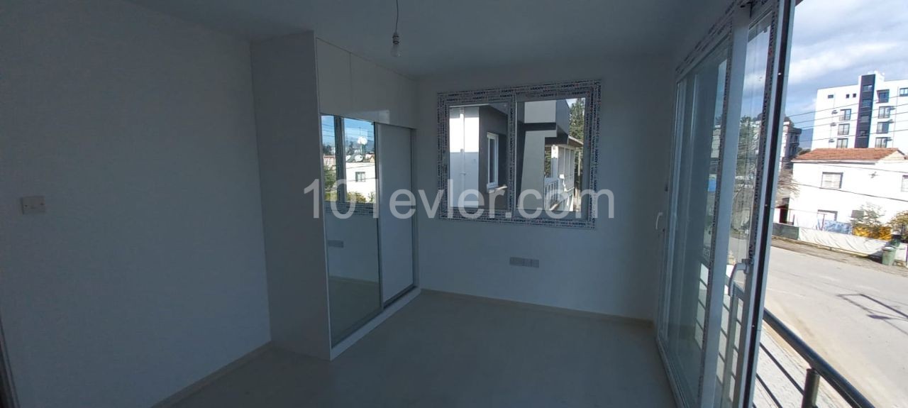 200 m2 4 + 1 Doppelvilla zum Verkauf in Nikosia Gehreli 109,000 STG ** 