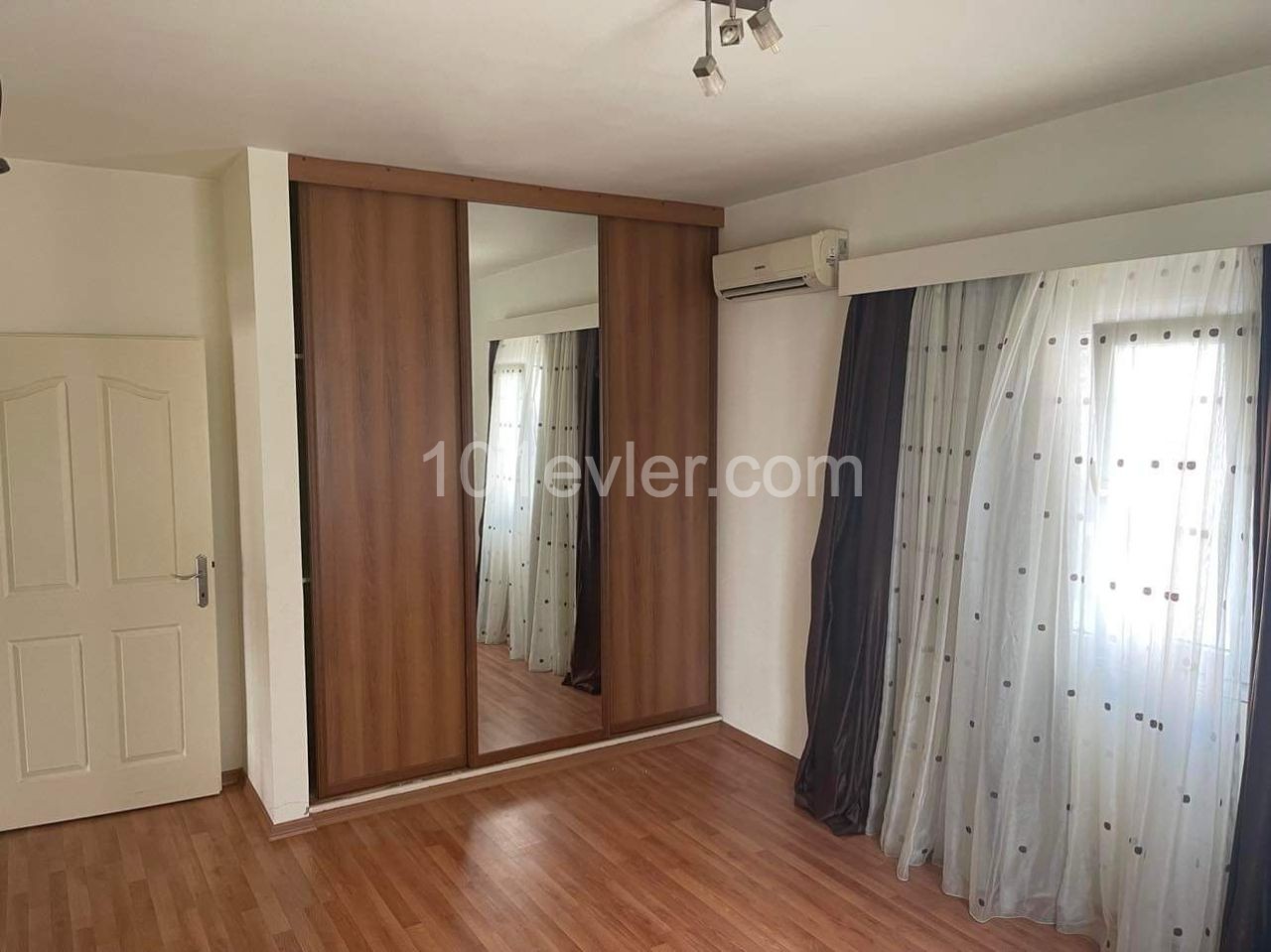 3-ZIMMER-WOHNUNG ZUM VERKAUF IN NIKOSIA YENIKENT 70,000 STG ** 