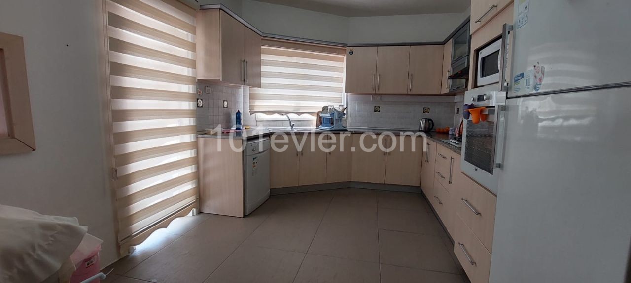 3 Bedroom Flat for Sale in Gallipoli ** 