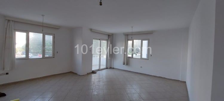 Wohnung geeignet für einen Arbeitsplatz oder Büro zur Miete in Kyrenia Zentrum ** 