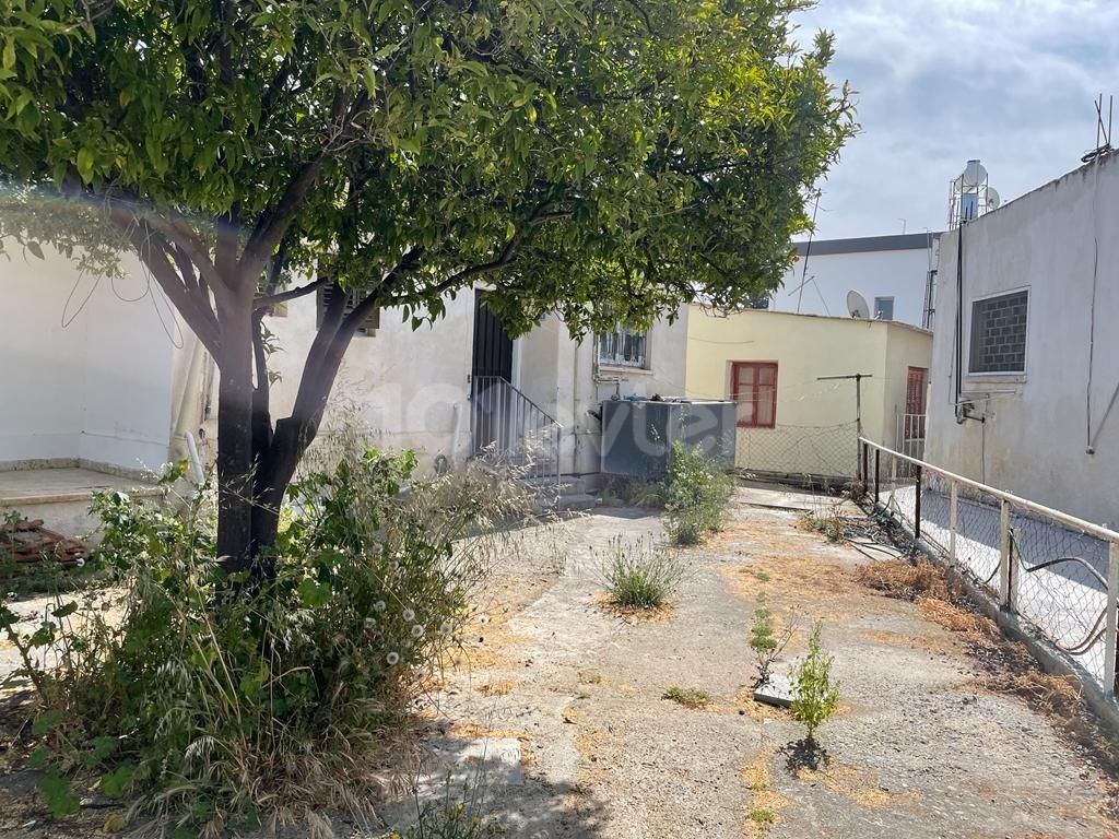 DETACHED HOUSE ON THE CORNER WITH A LARGE GARDEN FOR SALE IN THE CENTER OF THE BAZAAR IN GUZELYUR FOR 69,500.-GBP ** 