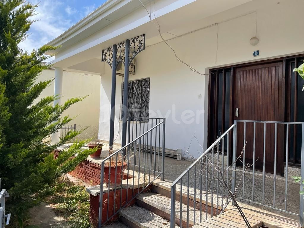 DETACHED HOUSE ON THE CORNER WITH A LARGE GARDEN FOR SALE IN THE CENTER OF THE BAZAAR IN GUZELYUR FOR 69,500.-GBP ** 