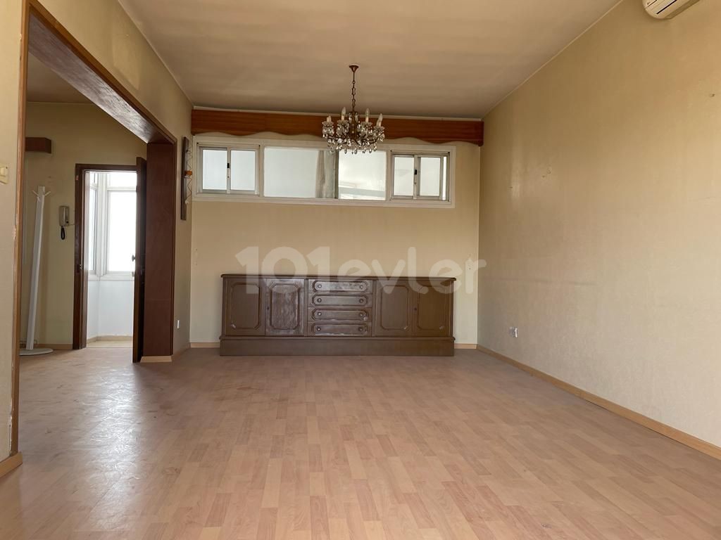 3 +1 120 M2 TURKISH APARTMENT FOR SALE ON MAIN STREET IN NICOSIA / ORTAKOY ** 