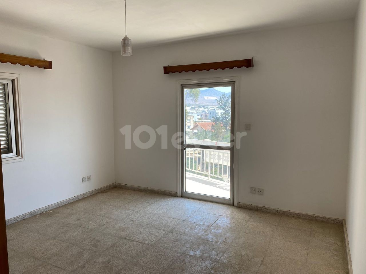 LEFKOŞA /ORTAKÖY SATILIK CADDE ÜZERİ 3+1 DAİRE