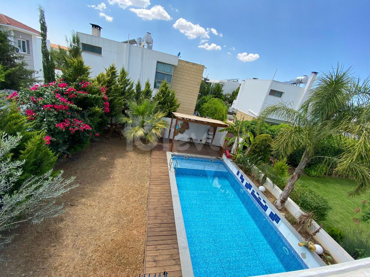 VILLA MIT POOL IN NIKOSIA / YENIKENT ** 