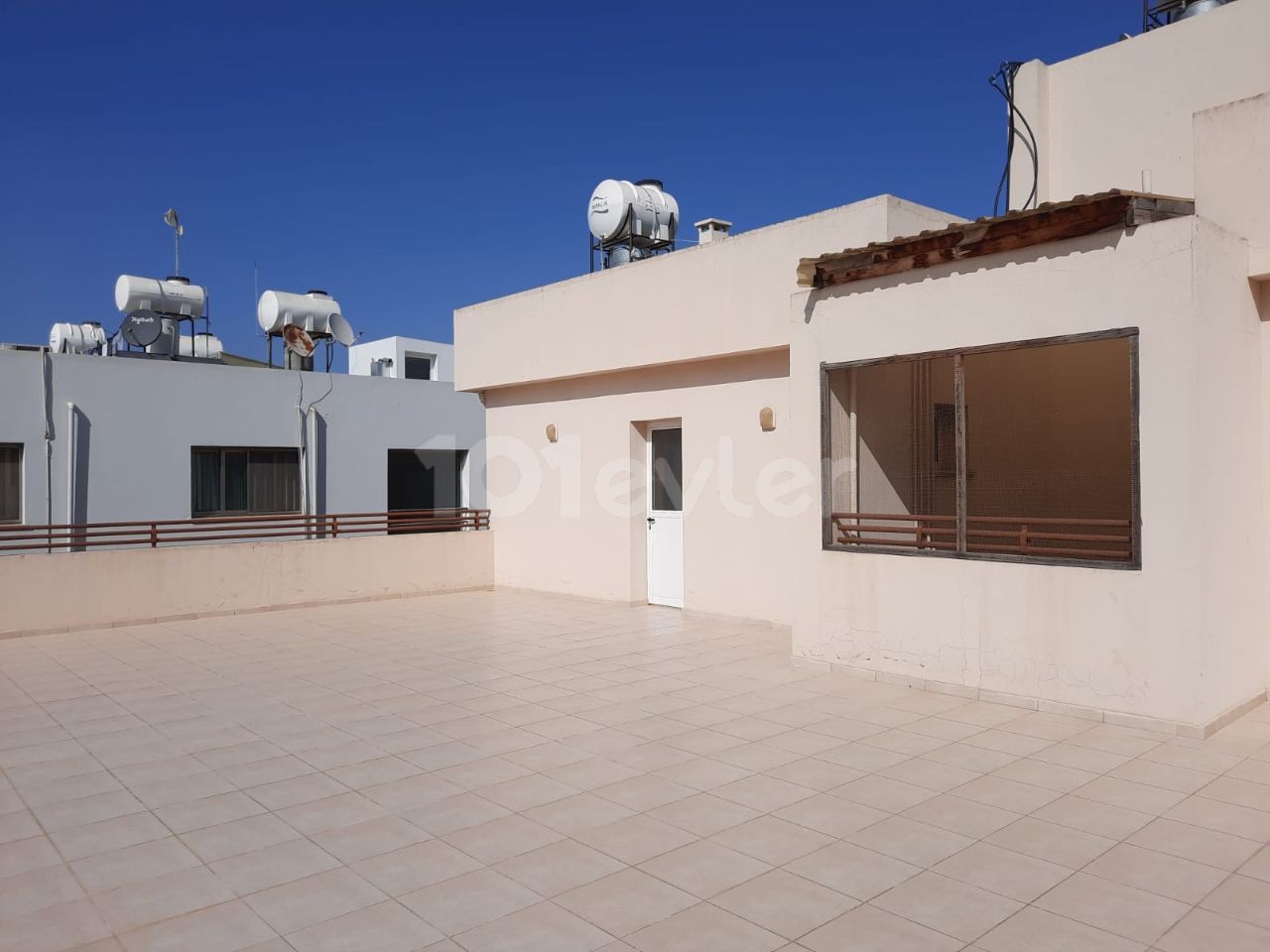 PENTHOUSE-WOHNUNG ZUM VERKAUF IN NIKOSIA ** 