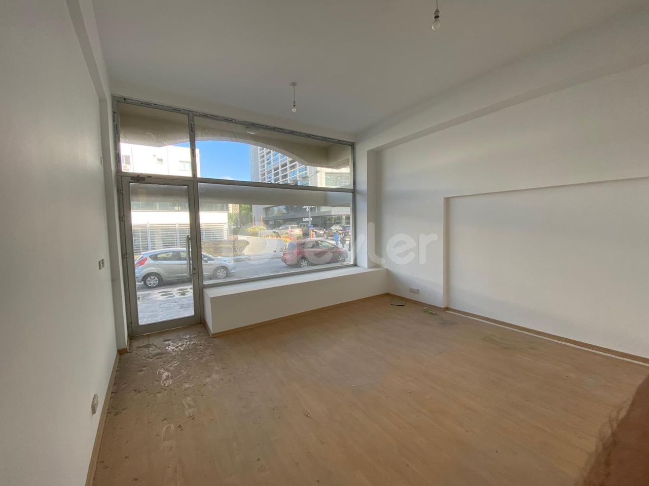 BEDRETTİN DEMİREL CADDESİN DE  30M2 AYLIK ÖDEMELİ KİRALIK OFİS