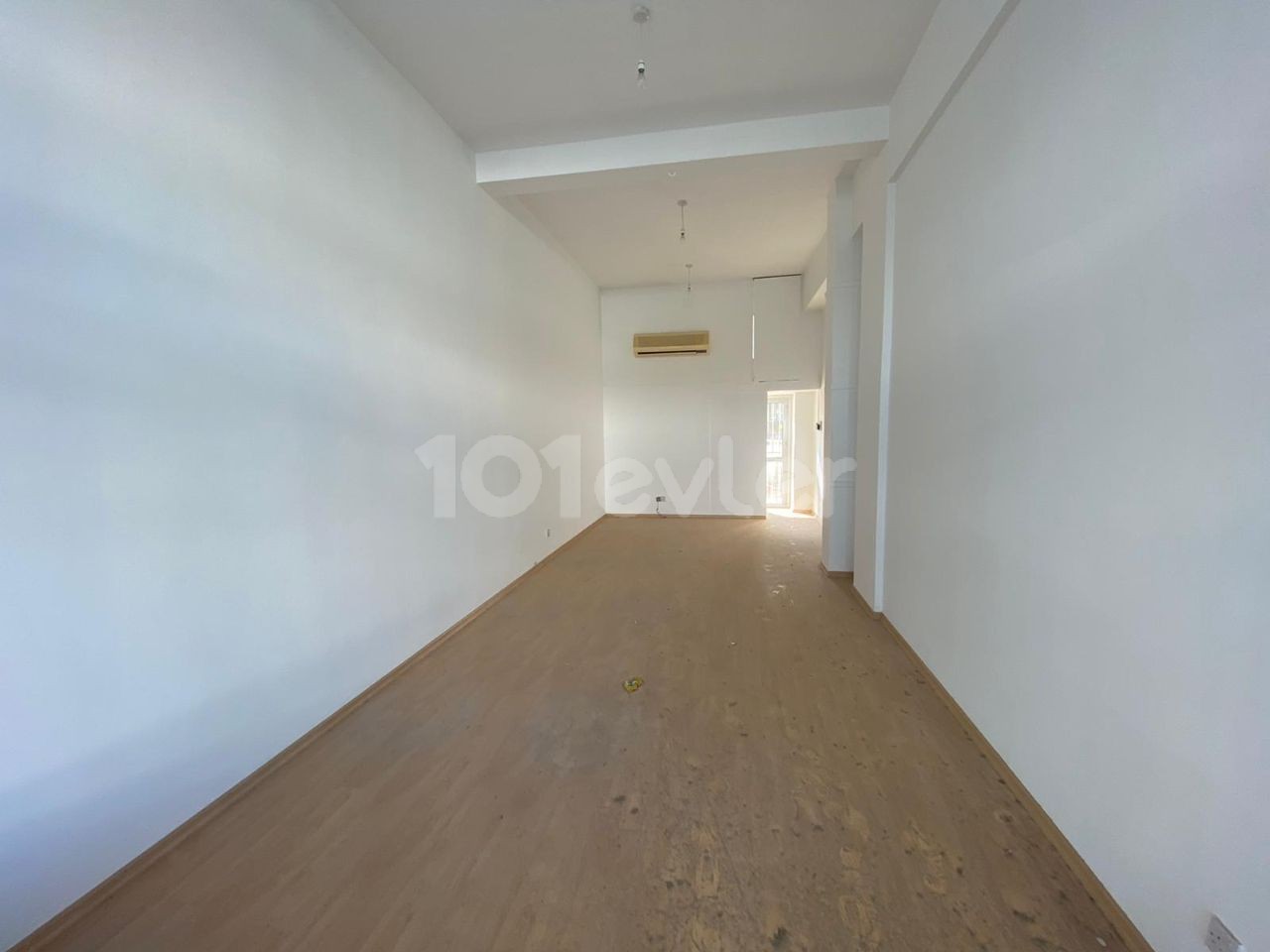 BEDRETTİN DEMİREL CADDESİN DE  30M2 AYLIK ÖDEMELİ KİRALIK OFİS