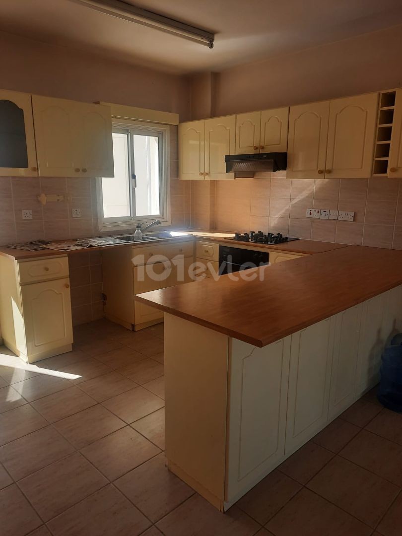 SHOCK!!!!PRICE!!! APARTMENT FOR SALE WITH COMMERCIAL LICENSE ON THE STREET IN KÖŞLÜÇİFTLİK AREA OF LEFKOŞA