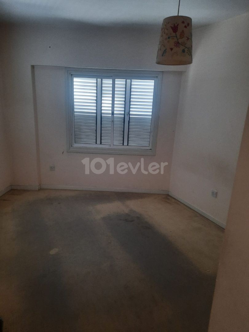 SHOCK!!!!PRICE!!! APARTMENT FOR SALE WITH COMMERCIAL LICENSE ON THE STREET IN KÖŞLÜÇİFTLİK AREA OF LEFKOŞA