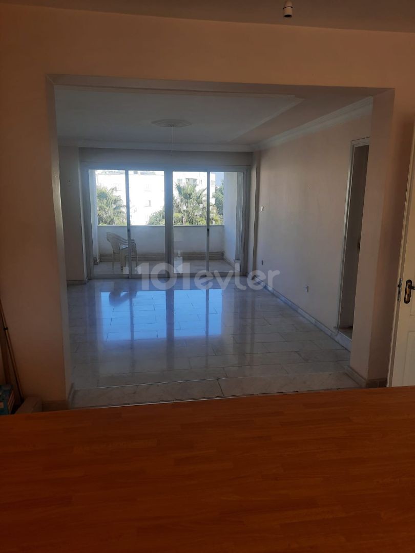 SHOCK!!!!PRICE!!! APARTMENT FOR SALE WITH COMMERCIAL LICENSE ON THE STREET IN KÖŞLÜÇİFTLİK AREA OF LEFKOŞA