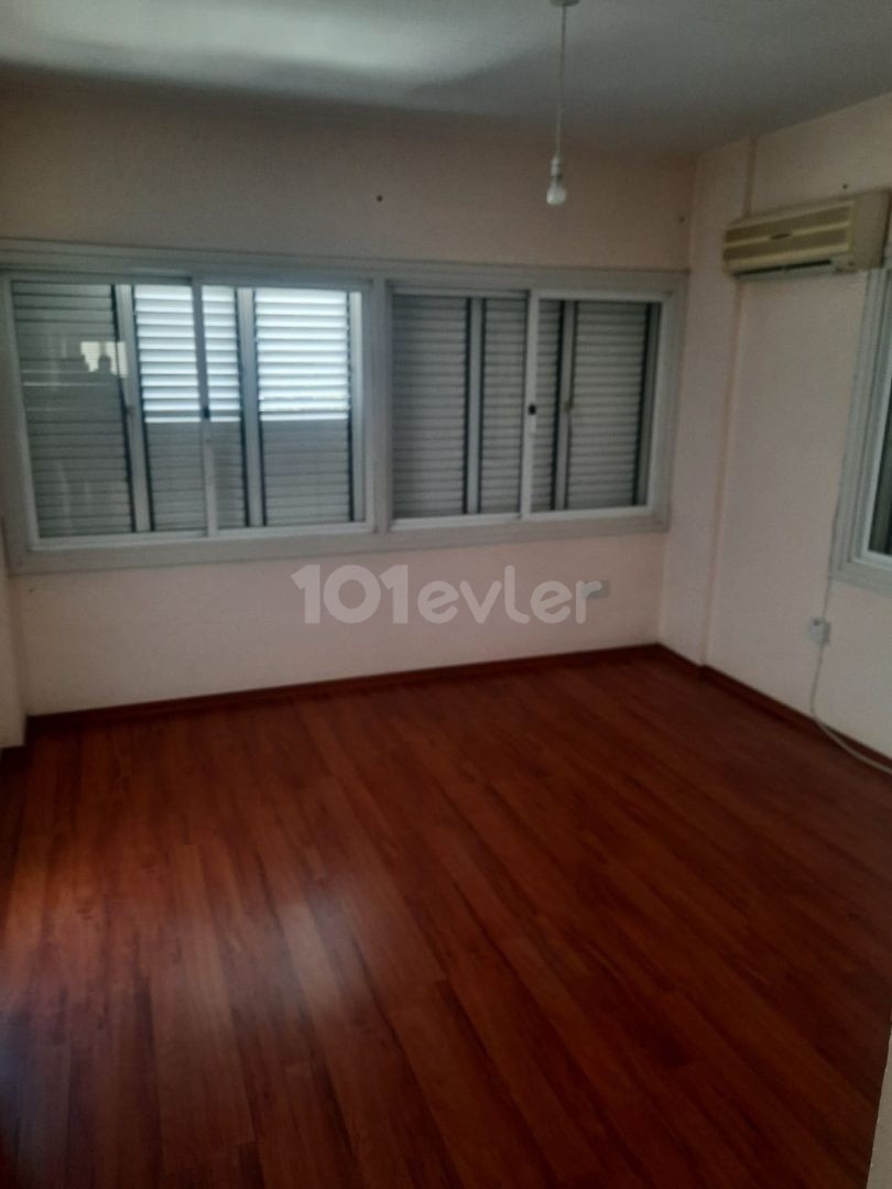 SHOCK!!!!PRICE!!! APARTMENT FOR SALE WITH COMMERCIAL LICENSE ON THE STREET IN KÖŞLÜÇİFTLİK AREA OF LEFKOŞA