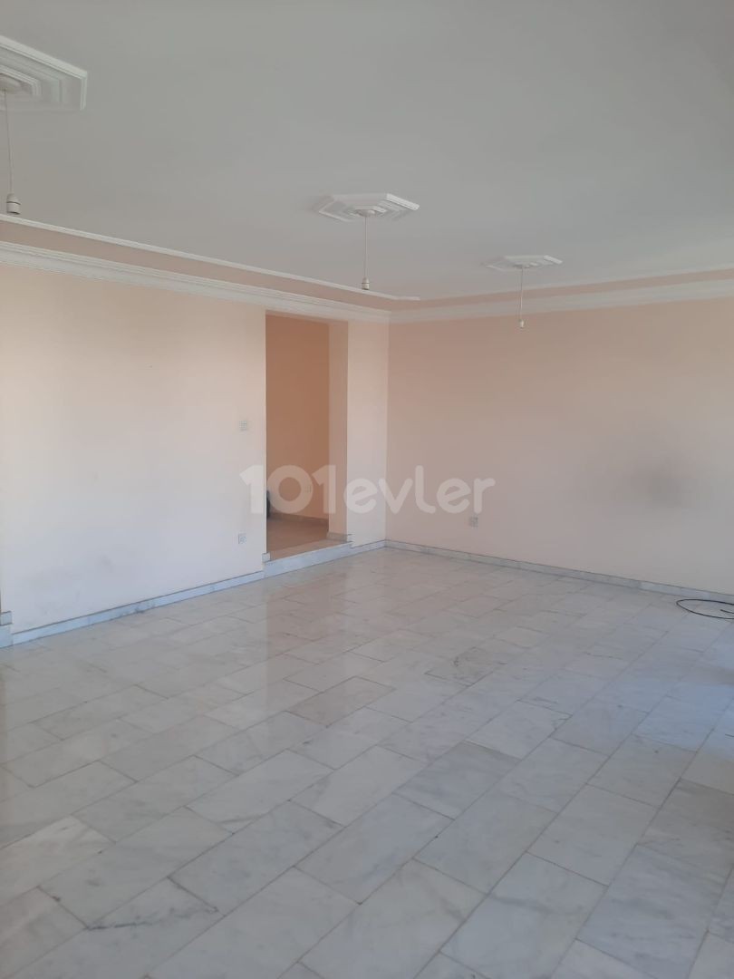 SHOCK!!!!PRICE!!! APARTMENT FOR SALE WITH COMMERCIAL LICENSE ON THE STREET IN KÖŞLÜÇİFTLİK AREA OF LEFKOŞA