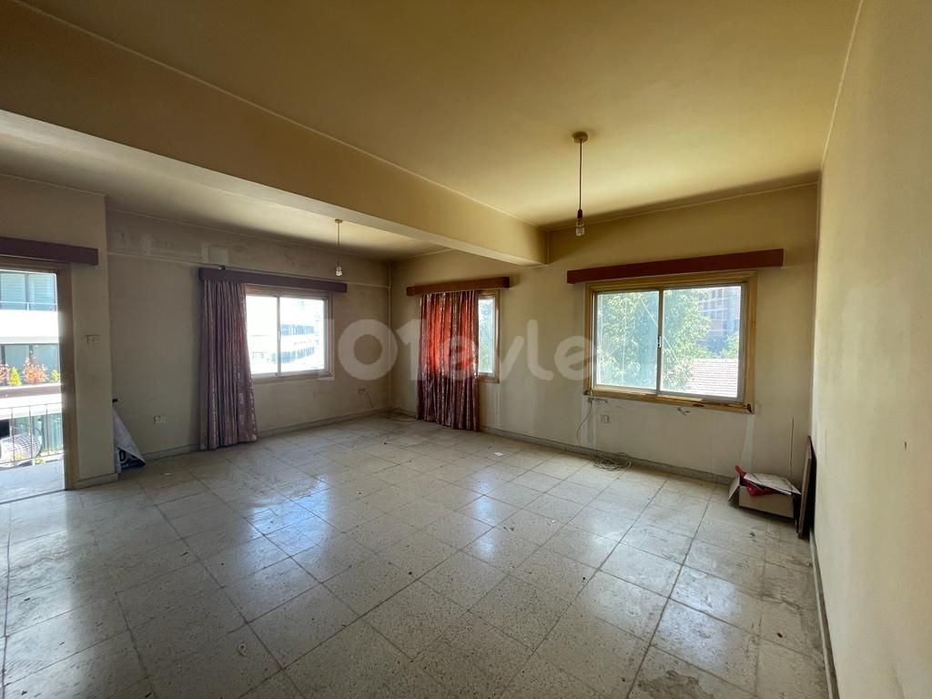 APARTMENT FOR SALE WITH COMMERCIAL LICENSE IN NEW TOWN AREA OF LEFKOŞA