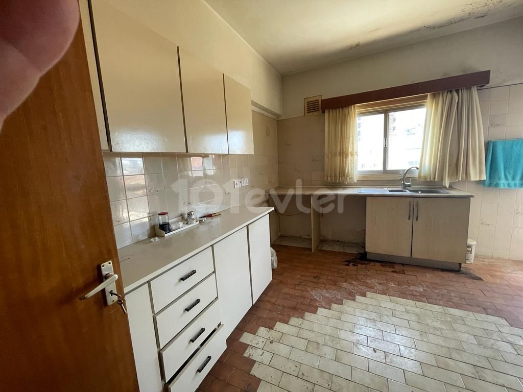 APARTMENT FOR SALE WITH COMMERCIAL LICENSE IN NEW TOWN AREA OF LEFKOŞA