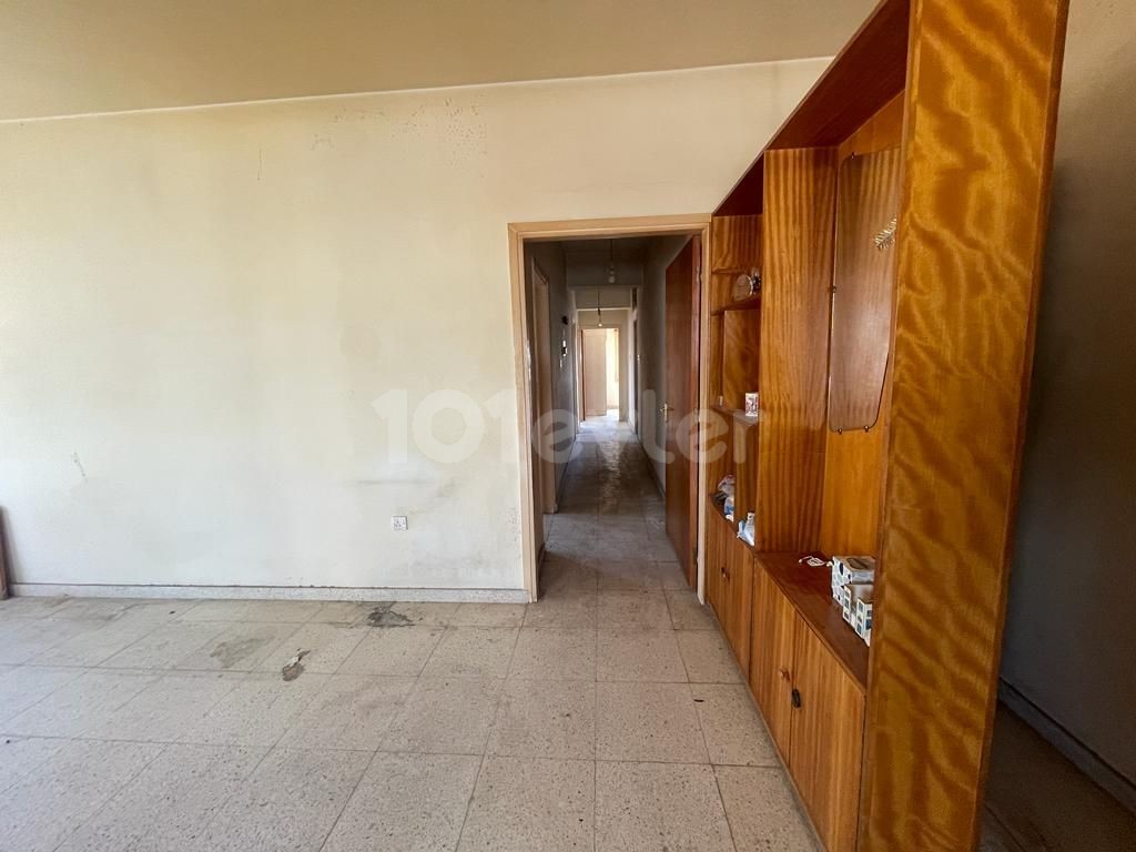 APARTMENT FOR SALE WITH COMMERCIAL LICENSE IN NEW TOWN AREA OF LEFKOŞA