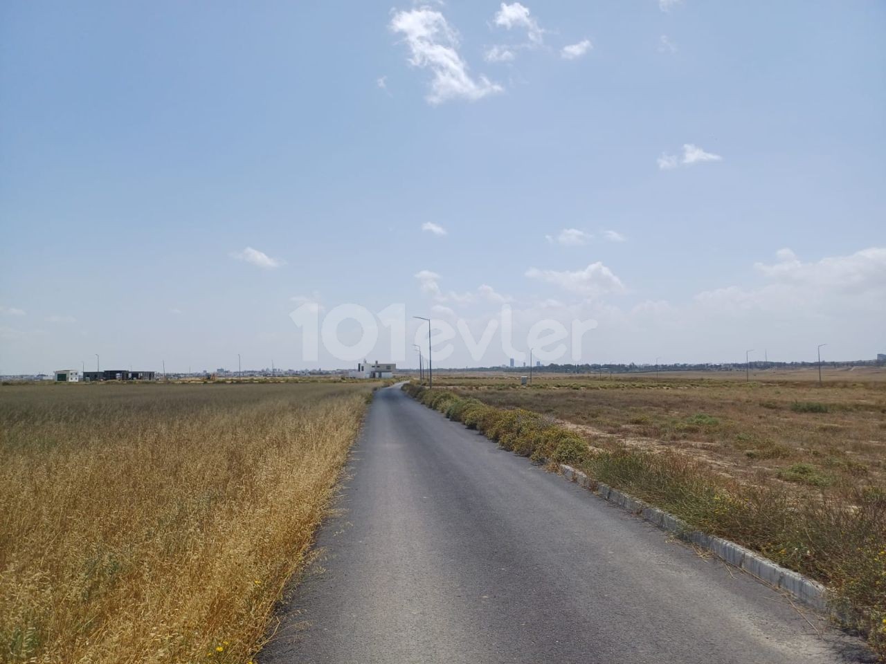 LEFKOŞA YENİKENT BÖLGESİNDE MÜSTAKİL EV YAPIMINA UYGUN SATILIK ARSA