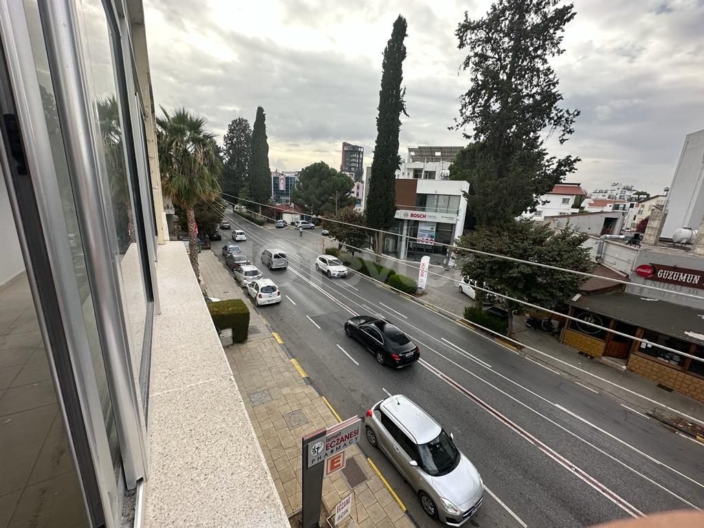 LEFKOŞA MERKEZDE ANA CADDE ÜZERİNDE AYLIK ÖDEMELİ KİRALIK İŞ YERİ