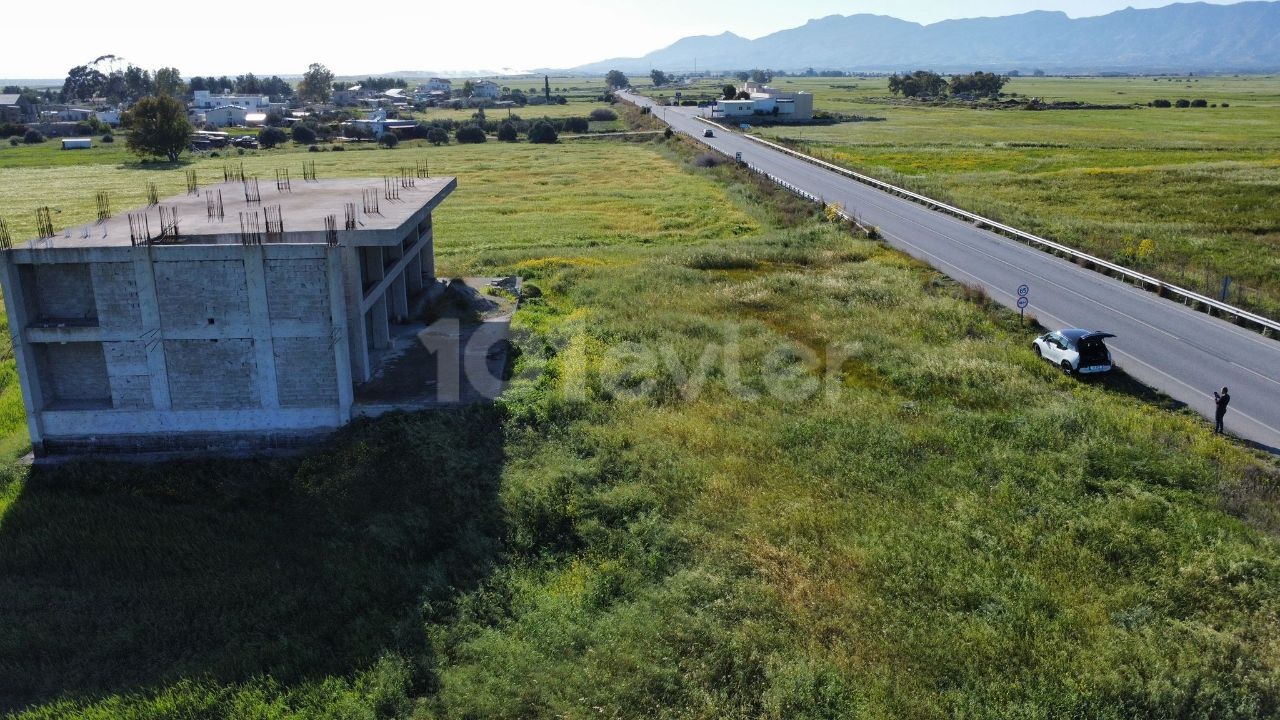 TÜRKISCHES GRUNDSTÜCK ZUM VERKAUF AN DER HAUPTSTRAßE VON GEÇİTKALE