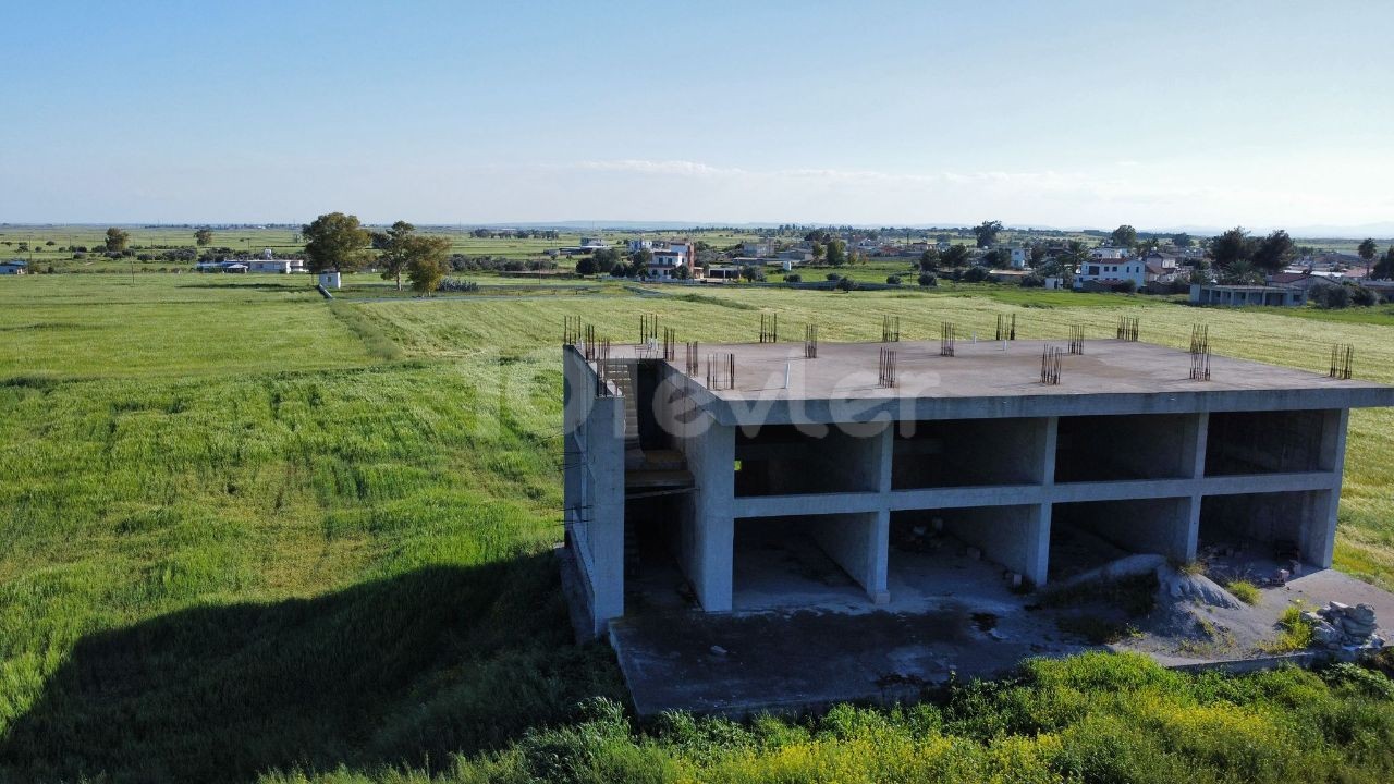 TÜRKISCHES GRUNDSTÜCK ZUM VERKAUF AN DER HAUPTSTRAßE VON GEÇİTKALE