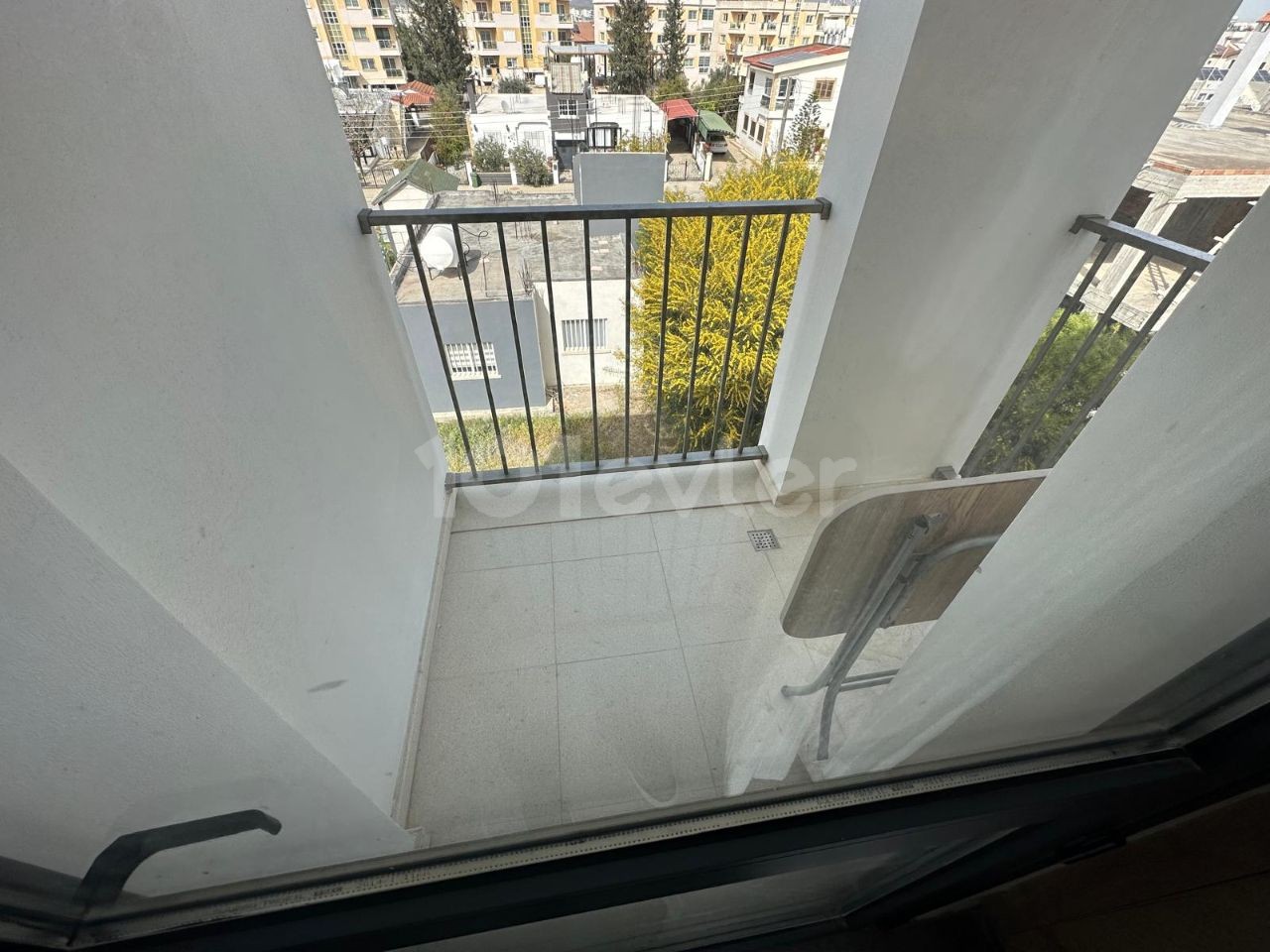 FLAT FOR RENT ON THE STREET WITH MONTHLY PAYMENT IN METEHAN AREA