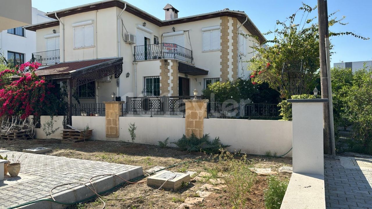 DUPLEX-DOPPEL-FREISTEHENDES HAUS ZUM VERKAUF IN GÖNYELİ